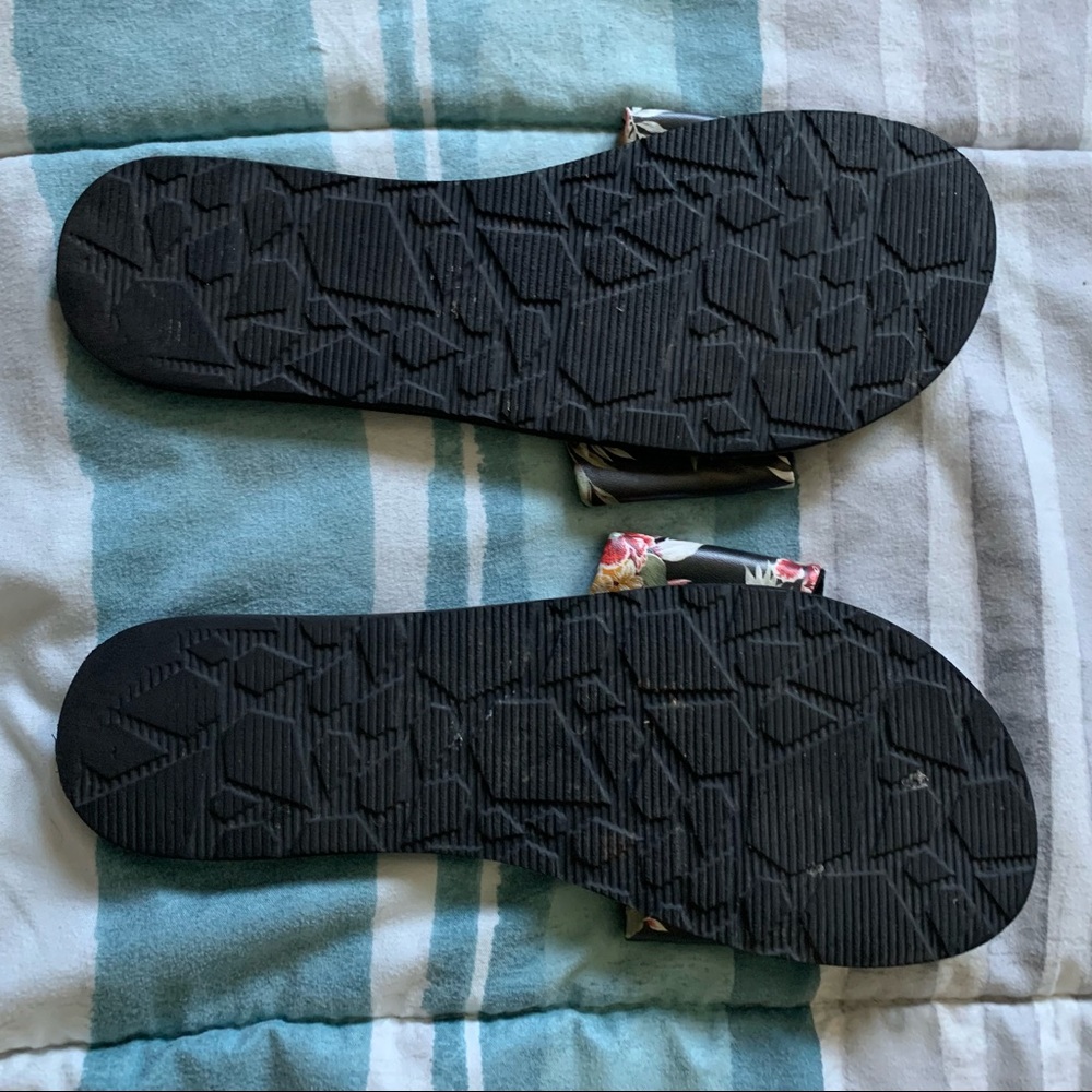 Volcom flip flops - Picture 2 of 2